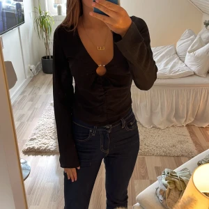 Svart långarmad blus från gina - Säljer denna svarta blus från Gina i storlek XS, sitter väldigt tajt vid armarna. Säljer då den är för liten för mig! Köparen står alltid för frakten💋