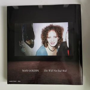 Nan Goldin fotobok - ”This Will Not End Well”. Fotobok av Nan Goldin. Moderna Museet. 2022. Mycket gott skick. 