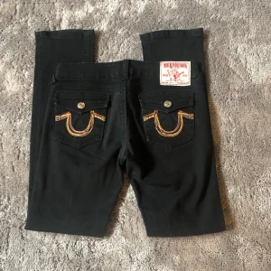 True religion jeans  - Intressekoll på dessa jättefina jeans från true religion. Köpta här på plick o jag endast använd dom fåtal gånger då de är för stora för mig. Jätte fint skick och inga defekter, Slim i modellen. Hör av er för frågor eller bilder! ❤️❤️