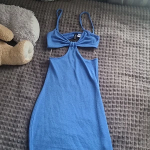 Klänning  - En jättefin kläning i bra skick, använd 2 gånger. Säljer för att det är för små nu❤️ ( hade inte nå bättre bild) 