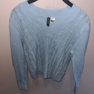 Blå tröja - Den är från H&M haft den många gånger men är fortfarande i bra skick.