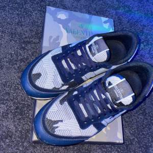 Säljer dessa navy blue valentino rockrunners. Skorna blev köpta i fel storlek, knappt använda. Box och alla tillbehör ingår. Priset kan diskuteras. Skriv för mer information🗣️💬