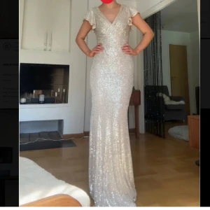 Balklänning - Champagnenfärgad balklänning från coast London med paljetter/glitter, aldrig använd och alla prislappar kvar, storlek 36. Knyts med en rosett i bak