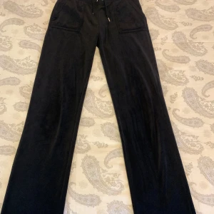 Äkta Juicy Couture - Juicy Couture mjukisbyxor. Bra skick, lite urtvättade vid knäna men inget man stör sig på. Metallen på högra sidan av snöret har försvunnit (se sida 4 för bild). 💗