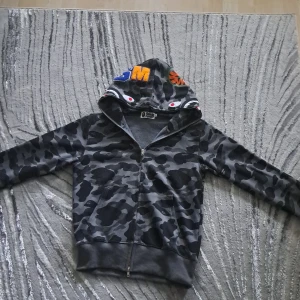 Bape zip zip hoodie - Bape zip zip hoodie. Säljer den för att den vara ruttnar i min garderob och samma som förra bape hoodin har den inga problem och pris kan diskuteras