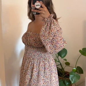 Blommig klänning - Klänning som använts en gång från NA-KD, därav som nyskick. Superskön och vacker. Går att använda med axlar eller off-shoulders.   Jag är en 36-38 men denna passar mig, så passar många storlekar. 