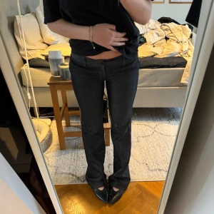 Byxor  - Snygga byxor från zara i storlek 38 (små i storleken och passar 34/36 bättre)