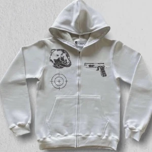 Aim for the moon full zip - Skit snygg, full zip hoodie från aim for the moon. Skick 9/10 inga defekter! Säljes pga av att den inte kommer till användning. Storlek M passar även S! Priset är inte hugget i sten!