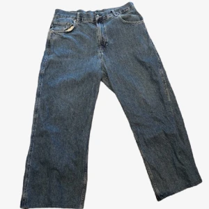 District fortysix jeans - Baggy jeans tyvärr med lite slitage på bakfickan men det syns knappt:) Skriv innan köp