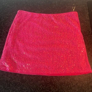 Rosa glitterkjol - Säljer denna rosa glitterkjol från SHEIN. Den är aldrig använd och därför i superbra skick. Storlek XS men stretchig då skulle säga att den även passar en S. Perfekt till fest/festivaler. Tveka inte att höra av er vid frågor