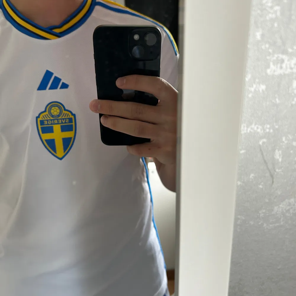 Säljer min Sverige tröja då den aldrig används, skick 10/10. Priset går att diskutera vid snabb affär!. Sportswear.