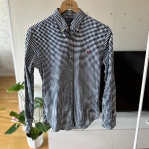 Ralph Lauren Skjorta - Säljer denna fläckfria Ralph Lauren skjortan i  storlek S (passar även M). Skick: 9/10, som ny. Skriv vid frågor eller funderingar.