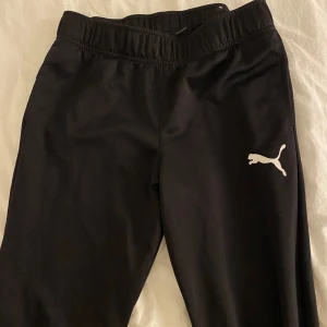 Joggers/cuffed sweatpants  - Säljer dessa puma mjukisbyxor/träningsbyxor. Passar dig som är runt 160. De är i super bra skick då de bara använts ett fåtal gånger, skriv om ni undrar något💗
