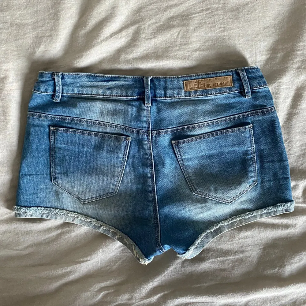 Jättesnygga lågmidjade jeansshorts. Dom har ingen lapp så jag vet inte vart de är ifrån eller vilken storlek men jag skulle säga att de passar XS. Jättebra skick. . Shorts.