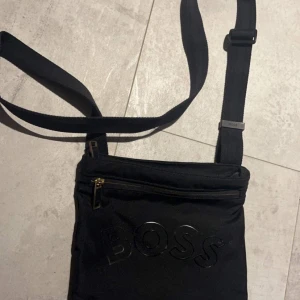 Hugo boss väska - Perfekt för sommaren 