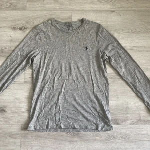 Ralph lauren sweater - Säljer denna tunna Ralph Lauren sweater. Skicket är som ny 10/10 förutom två små hål som gömmer sig bakom det mörkblåa märket som inte syns. Skriv gärna vid funderingar eller pris-diskussioner👌🔥