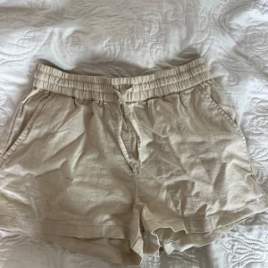 Linneshorts - Gulliga linneshorts från Kappahl. Nästan aldrig använda. Nypris 250 säljer för 100