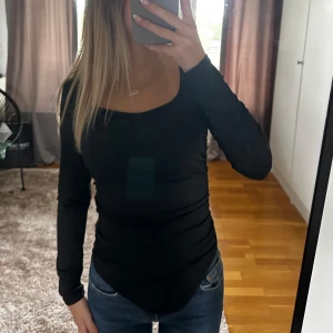 svart långärmad - Superfin svart top i storlek xs. Som ny då den aldrig är använd!💕