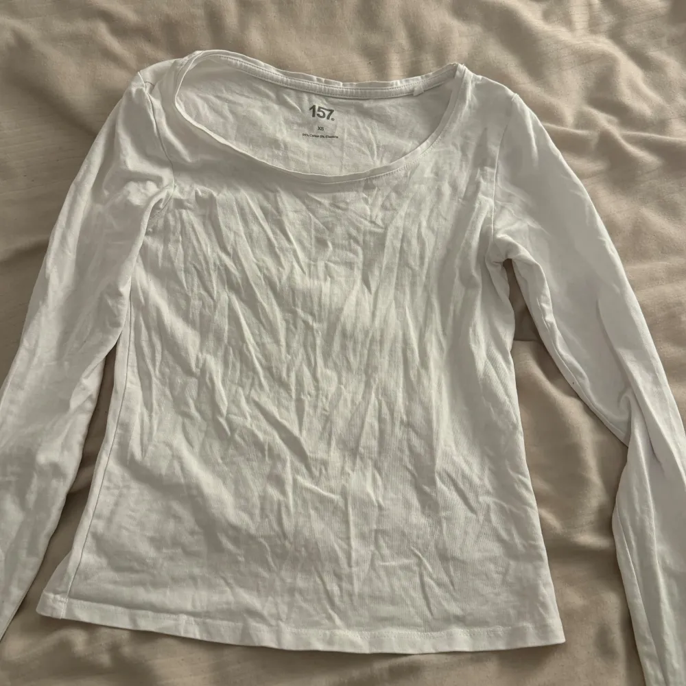 En vit tröja ifrån lager 157. Aldrig använd. Skriv ifall du har minsta fråga eller fundering. . Tröjor & Koftor.