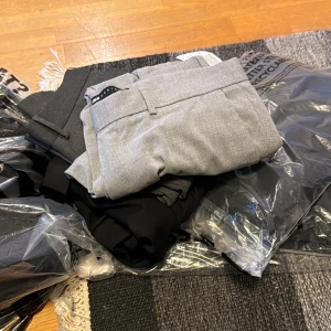 Massor med herr kostymbyxor från asos  - Allt är nytt  Man får 10 Owe kostymbyxor från asos för 1300kr  Annars 150kr/st   Färgen: svart , ljus grå och mörk grå 