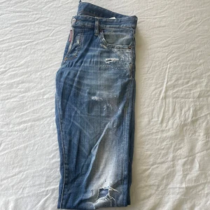 Dsquared2 Jeans - Säljer dessa fräscha Dsquared2 Jeans! Storlek 46 italy = 33! Skick 9/10| använda ett fåtal gånger| Logotyp på baksida ficka|