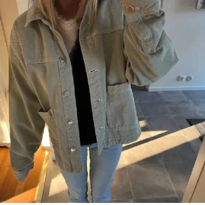 grön jeansjacka - INTRESSEKOLL på min gröna jeansjacka från zara! säljer endast vid bra bud ❣️lånad bild! ÄNDRAR PRISET TILL SENASTE BUD
