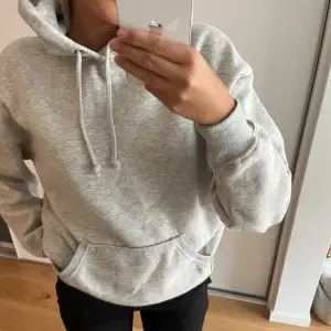 Enkel vanlig grå hoodie från bikbok! Jätte mjuk och skön🥰
