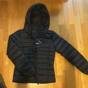 Jacka - Oanvänd jacka. (helt ny)