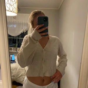 Stickad kofta - Beige/vit tröja/kofta med pärlor från h&m i storlek xs🤍