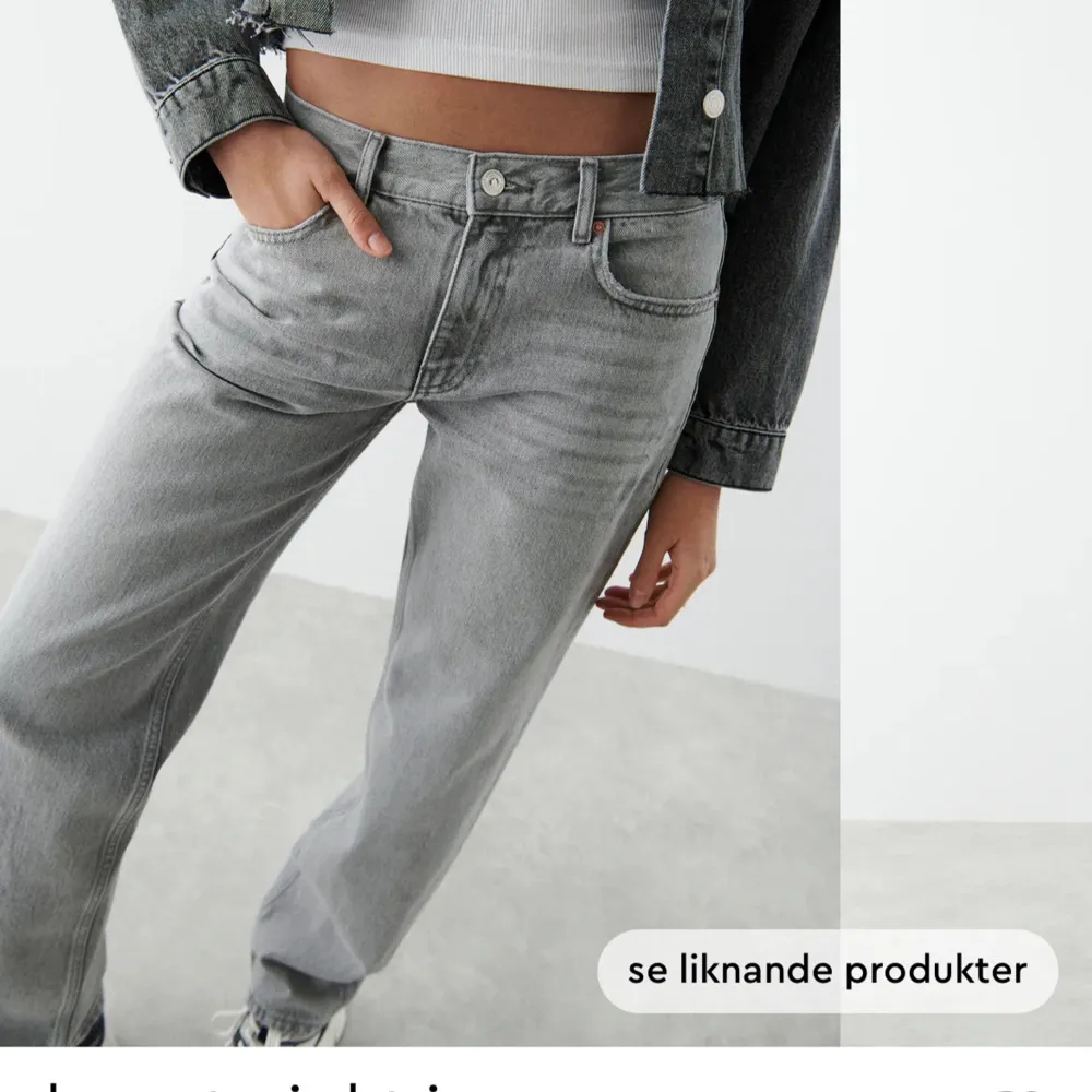 Gråa straight jeans från gina. Har en fläck på vönstra benet men syns knappt.. Jeans & Byxor.