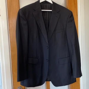 Oversized kavaj  - En svart oversized kavaj med diskreta vita ränder. Använd skick men välbevarad! Passar dig som är M/L och vill ha en oversized look. Köpt secondhand! ✨