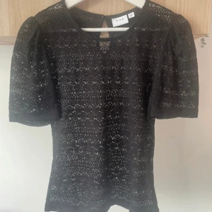 Svart topp - Jättefin topp från VILA med puffig ärm. Väldigt bra skick! Toppen är i storlek M men passar S!