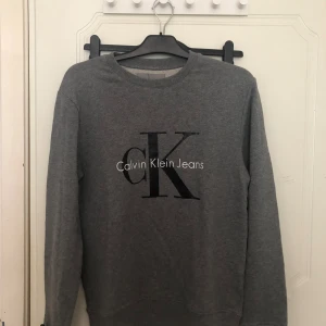 Grå calvin Klein tröja. Ny pris 1200 - Mycket bra skick. Använd 2 gånger.