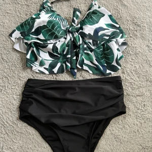 Tropisk bikini set - Ett bikini set, helt oanvänt. Därav säljes det. En topp med knytning och uttagbara kuddar i bikinin. Lappar är bortklippta men både överdelen och underdelen är köpta i storlek S. 
