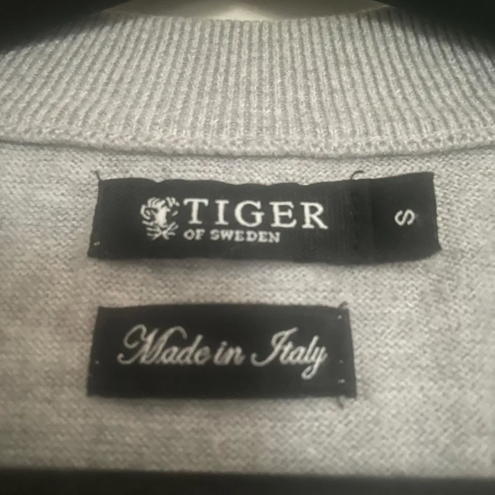 Tiger of Sweden fullzip med skick 9/10 pågrund av att jag inte använt den mycket, nypris är runt 1600 Skriv ifall ni har en mista fundering eller fråga. Tröjor & Koftor.