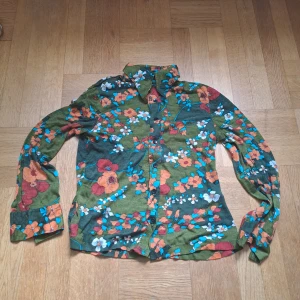Vintage blommig 70tals skjorta  - Fint skick. Str 38, men kanske lite liten i storleken 