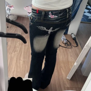 Crazy Age Jeans - Säljer dessa skit snygga jeans från Crazy Age, då de tyvärr är för små för mig😔 De är Bootcut och väldigt Lågmidjade!! Storlek 32/xxs. Köpta secondhand💞 det är bara att skriva ifall ni har frågor!!!!🥰