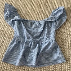 Rutig topp från H&M  - Jätte fin rutig topp från H&M som inte längre kommer till användning då den är för stor, knappt använd💕💕💕jätte fin till sommaren, man kan både ha den off shoulder eller vanligt💕