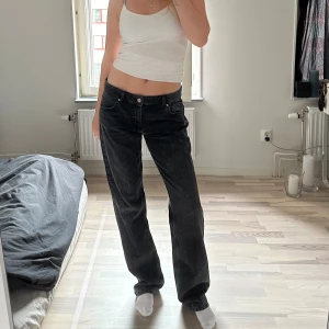 Lågmidjade jeans - Säljer dessa otroliga (oanvända) Lågmidjade jeans från zara pga flytt!! Slutsålda 😍 Fraktar omgående 💕