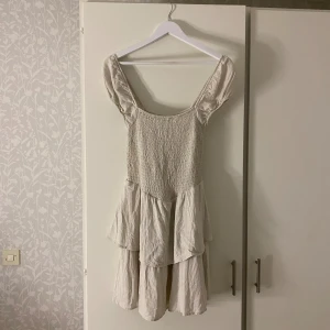 Klänning h&m - Klänning med volanger från h&m. Använd 1 gång, stretchigt material på överkroppen. Nypris 249kr