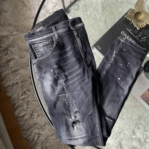Dondup jeans  - Tjena, säljer nu ett par riktigt feta dondup jeans i mycket bra skick. Jeansen har inga skador eller defekter förutom en liten prick på baksidan från nån bläckpenna men inget som syns  Nypris på dessa ligger på 4000 kr mitt pris 950 kr :) 