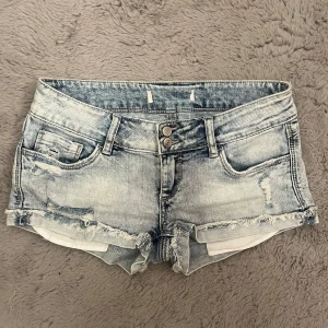 Lågmidjade jeansshorts - Fina lågmidjade jeans shorts i stl S i jätte bra skick💓 stretchigt tyg, midjemått ca 37cm (se sista bild). Skriv om du har mer frågor 💓