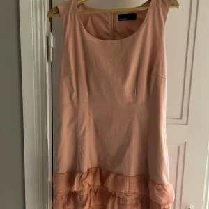 Söt klänning med volang. - Söt klänning från Vero Moda. Volanger nedtill. Strl 42 men upplevs rätt mkt mindre då den inte är stretchig.  100kr men pris kan disukteras💕 Köparen står för frakt. 