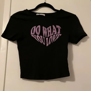 Svart tröja - Midjekort svart tröja med tryck