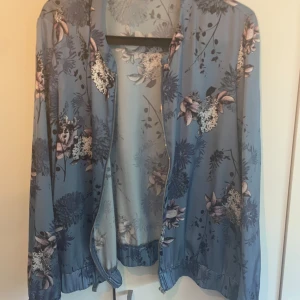 Tunn sommarjacka - Tunn sidenjacka från Gina tricot i storlek 44.  Sparsamt använd