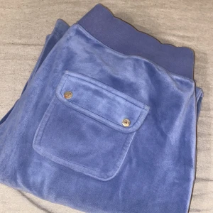 Juicy byxor  - Har haft dom ett tag men dom är fortfarande användbara och fina och det är ett bra pris för jag köpte dom för 1200 typ