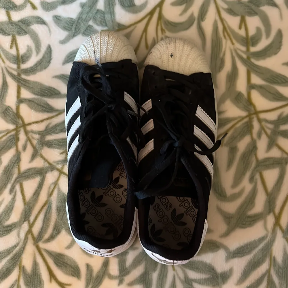 Adidas skor svarta superstar storlek 38, andvända men fint skick . Skor.