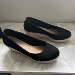 Skor kilklack  - Supersköna skor med kilklack. 7 cm höga från märket Alley i storlek 41