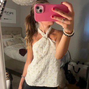 Halterneck topp! - Skit snygg halter neck topp, säljer då jag inte tycker den passar mig❤️❤️❤️