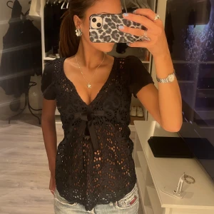 Gullig topp - Spetsliknande topp med en rosett på framsidan, jättebra skick! Passar S också